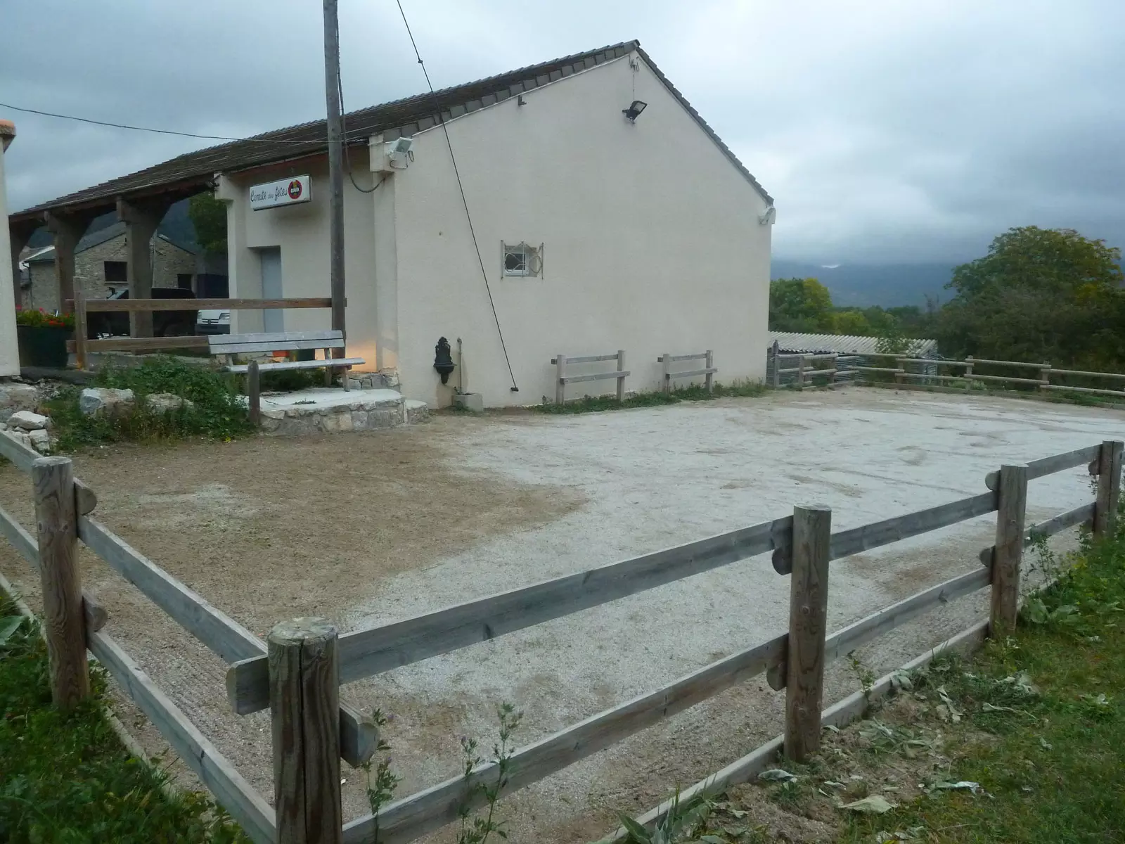 Boulodrome du Bousquet avec bancs et fontaine