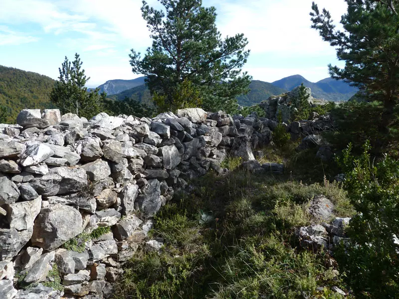 Mur en pierres sèches sur le Casteldos, vue sur la montagne