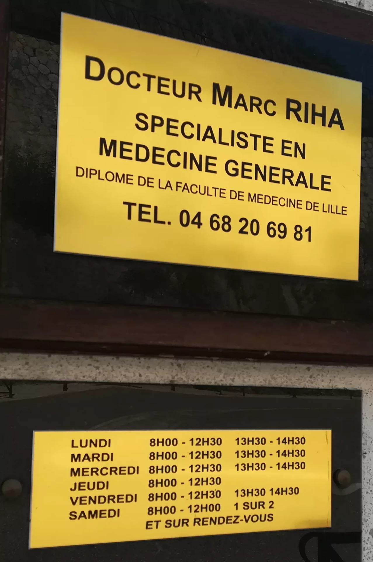 Plaque du Docteur Marc RIHA, médecin généraliste, avec ses horaires de consultation