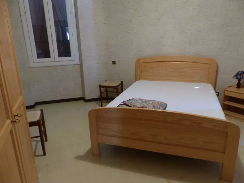 Chambre avec lit double d'un gîte communal du Bousquet